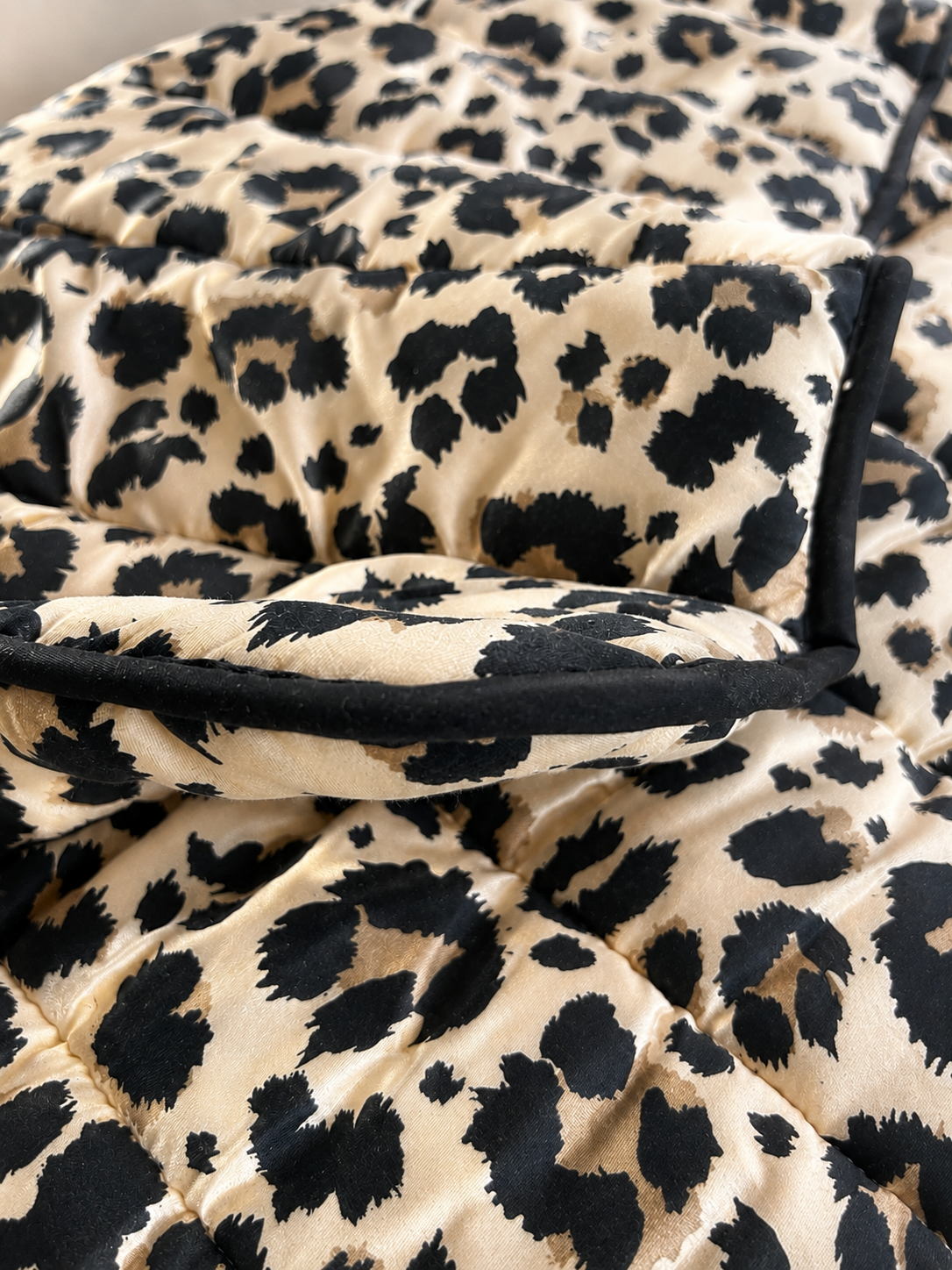 Detail paplóna Leo s leopardím vzorom